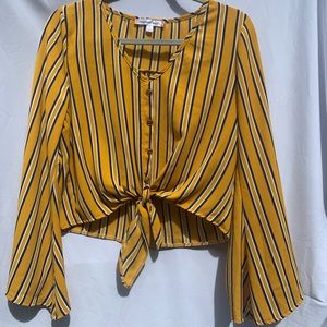 Super cute blouse worn only 2x  🧡💛